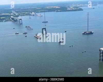 26. Mai 2024, Dundalk, MD, Vereinigte Staaten von Amerika: Luftaufnahme der verbleibenden Teile der zusammengebrochenen Francis Scott Key Bridge, nachdem die meisten Trümmer und das Frachtschiff MV Dali am 26. Mai 2024 in der Nähe von Dundalk, Maryland entfernt wurden. Der Fort McHenry Federal Channel wurde wieder eröffnet, so dass der Betrieb im Hafen von Baltimore wieder aufgenommen werden kann. (Bild: © Bobby Petty/US Army/Planet Pix via ZUMA Press Wire) Stockfoto
