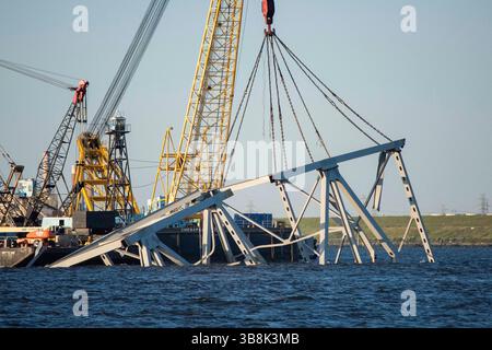 31. Mai 2024, Dundalk, MD, Vereinigte Staaten von Amerika: Bervage Crews verwenden hydraulische Bergungsklauen für schwere Lasten, um die verbliebenen Trümmer der gestürzten Francis Scott Key Bridge über den Patapsco River zu beseitigen, 31. Mai 2024, in der Nähe von Dundalk, Maryland. Der Fort McHenry Federal Channel wurde wieder für Handelsschiffe geöffnet, da die letzten 500 Tonnen schweren Abschnitte des Brückenfachs entfernt wurden. (Bild: © Thomas Deaton/U.S. Army/Planet Pix via ZUMA Press Wire) Stockfoto