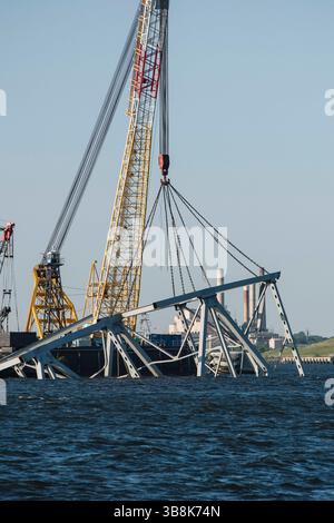 31. Mai 2024, Dundalk, MD, Vereinigte Staaten von Amerika: Bervage Crews verwenden hydraulische Bergungsklauen für schwere Lasten, um die verbliebenen Trümmer der gestürzten Francis Scott Key Bridge über den Patapsco River zu beseitigen, 31. Mai 2024, in der Nähe von Dundalk, Maryland. Der Fort McHenry Federal Channel wurde wieder für Handelsschiffe geöffnet, da die letzten 500 Tonnen schweren Abschnitte des Brückenfachs entfernt wurden. (Bild: © Thomas Deaton/U.S. Army/Planet Pix via ZUMA Press Wire) Stockfoto