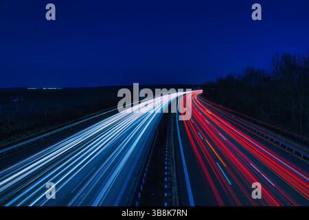 Verkehr auf der Autobahn - Reise - Hintergrund - Linie - Ökologie - lange Exposition - Autobahn - Nachtverkehr - leichte Wege Stockfoto