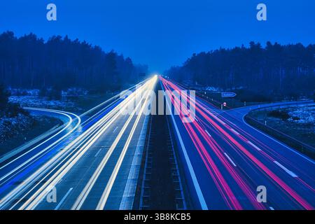 Verkehr auf der Autobahn - Reise - Hintergrund - Linie - Ökologie - lange Exposition - Autobahn - Nachtverkehr - leichte Wege Stockfoto