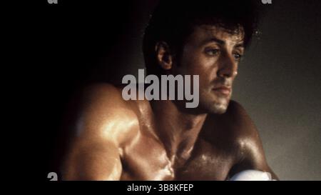 ERSCHEINUNGSDATUM: 3. November 2023. TITEL: SLY STUDIO: MRC FILM. REGIE: Questlove. HANDLUNG: US-amerikanischer Dokumentarfilm über das Leben und das Erbe von Sylvester Stallone, Regie: Thom Zimny. Die Premiere fand 2023 auf dem Toronto International Film Festival statt und wurde am 3. November 2023 auf Netflix veröffentlicht. Zusammenfassung: Der Film erzählt Sylvester Stallones Leben und fast 50-jährige Karriere, von der harten Kindheit in Manhattan über den kämpfenden Schauspieler bis zum Actionfilmer und Star der Hollywood-Franchises wie Rocky und Rambo. Es enthält Aufnahmen von Stallones Streben nach Filmemachen, Szenen aus seinen Filmen, Fotos Stockfoto