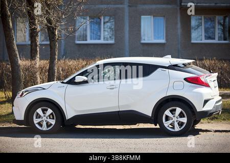 Mir, Weißrussland - 2. April 2025: Toyota C-HR I Subkompakt Crossover SUV parkt in Straßenansicht. C-HR steht für Compact High Rider, Cross H Stockfoto