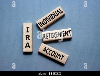 IRA - Symbol für individuelles Abgangskonto. Konzeptwort IRA auf Holzblöcken. Schöner grauer Hintergrund. Business und IRA-Konzept. Kopierbereich. Stockfoto