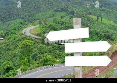 Weißes, leeres hölzernes Schild mit einem Zeiger auf die wunderschöne Berglandschaft. Copy sapce, Sign Concept. Stockfoto