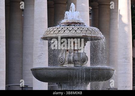 Warten auf den Rauch aus dem Kamin der Sixtinischen Kapelle, 7. Mai 2025, Vatikanstadt, Vatikan. Stockfoto