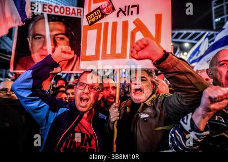 23. März 2024, Tel Aviv, Israel: Demonstranten von „Brother in Arms“ singen Slogans, während sie ein Schild mit der Aufschrift „Er ist gefährlich, Er ist schuldig“ halten. Tausende Demonstranten gegen Premierminister Benjamin Netanjahu schlossen sich den israelischen Geiselfamilien an und forderten einen sofortigen Geiselvertrag, einen Waffenstillstand und allgemeine Wahlen im Staat Israel. Es kam zu Zusammenstößen mit der israelischen Polizei, nachdem Demonstranten vor dem IDF-Hauptquartier und auf dem Ayalon-Highway ein paar Lagerfeuer angelegt hatten. 15 wurden verhaftet. Tausende Demonstranten gegen Premierminister Benjamin Netanjahu schlossen sich der israelischen Geisel an Stockfoto