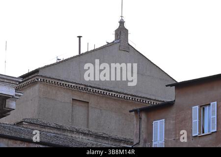 Warten auf den Rauch aus dem Kamin der Sixtinischen Kapelle, 7. Mai 2025, Vatikanstadt, Vatikan. Stockfoto