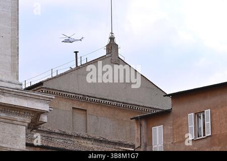Warten auf den Rauch aus dem Kamin der Sixtinischen Kapelle, 7. Mai 2025, Vatikanstadt, Vatikan. Stockfoto