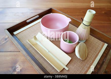 Utensilien-Set für japanische Matcha-Grüntee auf dem Holztisch Stockfoto