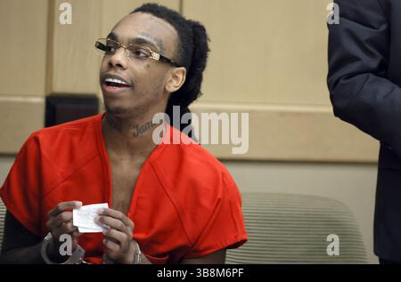 Oktober 2023, Ft. Lauderdale, FL, USA: Jamell Demons, besser bekannt als Rapper YNW Melly, spricht mit jemandem in der Gerichtsgalerie während einer Verhandlung im Broward County Courthouse am Freitag, den 6. Oktober 2023, in Fort Lauderdale, Florida. (Foto: © Amy Beth Bennett/South Florida Sun Sentinel via ZUMA Press Wire) Stockfoto