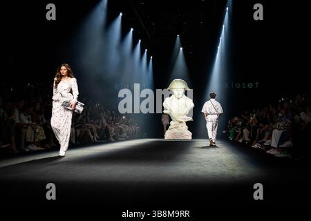 6. Oktober 2023 in Bangkok, Bangkok, Thailand: Models mit Kreationen von KLOSET Walk auf der Landebahn. Models üben Backstage, bevor die Show beginnt. Am 6. Oktober 2023 besuchen die Menschen Tag 2 der Bangkok International Fashion Week 2023 (BIFW2023) im Einkaufszentrum Siam Paragon in Bangkok, Thailand. (Kreditbild: © Matt Hunt/ZUMA Press Wire) Stockfoto