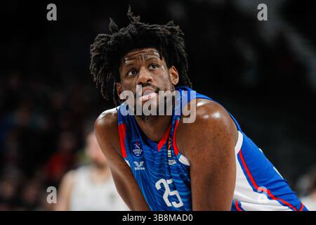 5. Januar 2024, MADRID, SPANIEN: Dan Oturu von Anadolu Efes Istanbul sieht sich beim Basketballspiel der Turkish Airlines Euroleague zwischen Real Madrid und Anadolu Efes Istanbul am 5. Januar 2024 im Wizink Center in Madrid an. (Kreditbild: © Irina R. Hipolito/AFP7 via ZUMA Press Wire) Stockfoto