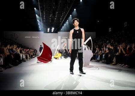 7. Oktober 2023 in Bangkok, Bangkok, Thailand: Ein Model, das eine Kreation von Leisure Projects trägt, läuft auf der Landebahn. Am 7. Oktober 2023 besuchen die Menschen Tag 3 der Bangkok International Fashion Week 2023 (BIFW2023) im Einkaufszentrum Siam Paragon in Bangkok, Thailand. (Kreditbild: © Matt Hunt/ZUMA Press Wire) Stockfoto