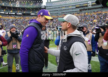 29. Oktober 2023: Matt LaFleur und Kevin O’Connell, Cheftrainer der Green Bay Packers, begrüßen sich nach dem NFL-Fußballspiel zwischen den Minnesota Vikings und den Green Bay Packers im Lambeau Field in Green Bay, Wisconsin. Darren Lee/CSM (Kreditbild: Stockfoto