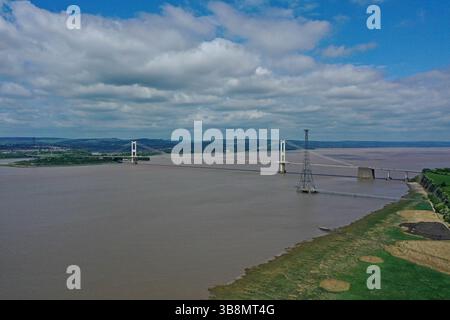 Luftaufnahme der M48 Old Severn Bridge über den Fluss Severn, Mai 2025 Stockfoto