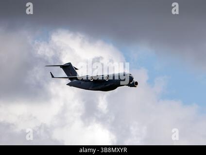 Eine Boeing C-17A Globemaster III der Royal Air Force, die auf niedrigem Niveau in Suffolk, Großbritannien, fliegt Stockfoto