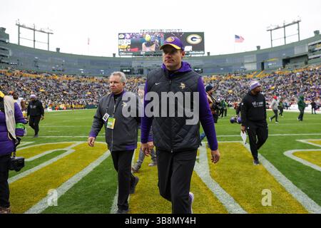 29. Oktober 2023: Kevin O’Connell, Cheftrainer der Minnesota Vikings, verlässt das Feld nach dem NFL-Fußballspiel zwischen den Minnesota Vikings und den Green Bay Packers im Lambeau Field in Green Bay, Wisconsin. Darren Lee/CSM (Kreditbild: Stockfoto