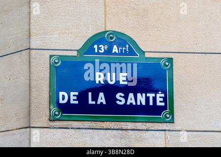 Traditionelles Pariser Straßenschild mit der Aufschrift „Rue de la Santé“ im 13. Arrondissement von Paris, Frankreich Stockfoto