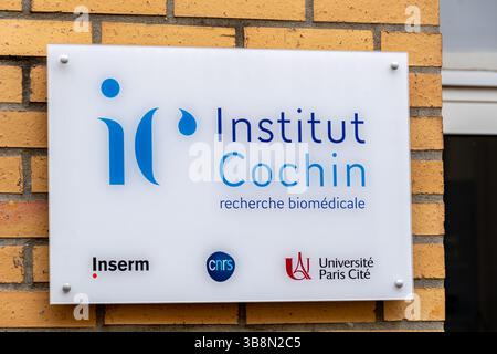 Schild am Eingang zum Institut Cochin, einem französischen biomedizinischen Forschungszentrum, das mit Inserm, CNRS und der Universität Paris-Cité verbunden ist Stockfoto