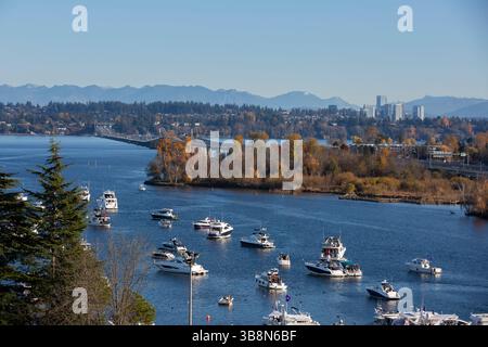 25. November 2023, Seattle, Washington, USA: Boote treffen sich in Union Bay, während die Washington Huskies am Samstag, den 25. November 2023, beim 115. Jährlichen Apple Cup im Husky Stadium in Seattle gegen die Washington State Cougars spielen. (Foto: © Paul Christian Gordon/ZUMA Press Wire) Stockfoto
