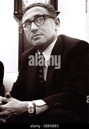 HENRY KISSINGER (* 27. Mai 1923 bis 29. November 2023 in Heinz Alfred Kissinger) war ein US-amerikanischer Diplomat, Politikwissenschaftler, geopolitischer Berater und Politiker, der unter den Präsidialverwaltungen von Richard Nixon und Gerald Ford als Staatssekretär und Berater für nationale Sicherheit diente. Für seine Verhandlungen über einen Waffenstillstand in Vietnam erhielt Kissinger 1973 unter umstrittenen Umständen den Friedensnobelpreis. DATEIFOTO, AUFGENOMMEN AM: 20. Februar 1969, Washington, District of Columbia, USA: US-amerikanischer Sicherheitsberater HENRY A. KISSINGER im Oval O Stockfoto