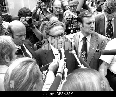 HENRY KISSINGER (* 27. Mai 1923 bis 29. November 2023 in Heinz Alfred Kissinger) war ein US-amerikanischer Diplomat, Politikwissenschaftler, geopolitischer Berater und Politiker, der unter den Präsidialverwaltungen von Richard Nixon und Gerald Ford als Staatssekretär und Berater für nationale Sicherheit diente. Für seine Verhandlungen über einen Waffenstillstand in Vietnam erhielt Kissinger 1973 unter umstrittenen Umständen den Friedensnobelpreis. DATEIFOTO, AUFGENOMMEN AM: 6. August 1974, Washington, District of Columbia, USA: US-Außenminister HENRY KISSINGER, Zentrum, ist umgeben von Stockfoto