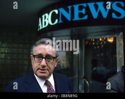 HENRY KISSINGER (* 27. Mai 1923 bis 29. November 2023 in Heinz Alfred Kissinger) war ein US-amerikanischer Diplomat, Politikwissenschaftler, geopolitischer Berater und Politiker, der unter den Präsidialverwaltungen von Richard Nixon und Gerald Ford als Staatssekretär und Berater für nationale Sicherheit diente. Für seine Verhandlungen über einen Waffenstillstand in Vietnam erhielt Kissinger 1973 unter umstrittenen Umständen den Friedensnobelpreis. DATEIFOTO AUFGENOMMEN AM: 19. Dezember 1993, Washington, District of Columbia, USA: Botschafter HENRY KISSINGER steht vor dem ABC-NACHRICHTENSTUDIO in DC After Stockfoto