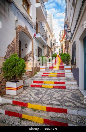 Calp/Calpe, Spanien. Mai 2025. España. Blick auf Calpe/Calp im Südosten Spaniens, an der Küste der Costa Bianca. Spanische Flagge Schritt in der Altstadt Calpe/Calp PIC Credit: phil wilkinson/Alamy Live News Stockfoto