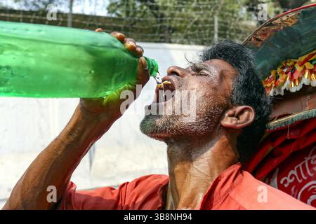 0. Dezember 2024, Dhaka, Wari, Bangladesch: Rikscha-Puller trinkt aus einer Wasserflasche während der Hitzewelle in Dhaka, Bangladesch, 19. April 2024. Die Meteorologische Abteilung von Bangladesch (BMD) warnte am 15. April, dass die milde bis mäßige Hitzewelle, die über die Divisionen Rajshahi, Dhaka, Khulna, Barisal, Chittagong und Sylhet fliegt, für die nächsten fünf Tage anhalten wird. (Bild: © Habibur Rahman/ZUMA Press Wire) Stockfoto