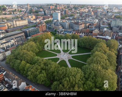 Luftbild des Queen Square und der Stadt Bristol bei Sonnenaufgang. Stockfoto