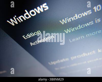 22. Dezember 2023, Asuncion, Paraguay: Windows 10 wird auf einem Bildschirm angezeigt. Das Marktforschungsunternehmen von Canalys schätzt, dass in den fast zwei Jahren bis zum offiziellen Ende des Supports für Windows vom 10. Bis 14. Oktober 2025 rund ein Fünftel der Geräte aufgrund der Inkompatibilität mit Windows 11 als E-Abfall eingestuft werden. Das entspricht 240 Millionen PCs. Wenn das alles zusammengefaltete Laptops wären, die übereinander gestapelt wären, würden sie einen Stapel von 600 km höher machen als der Mond. (Bild: © Andre M. Chang/ZUMA Press Wire) Stockfoto