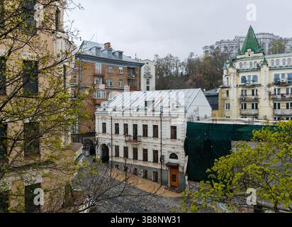 Kiew, Ukraine - 7. April 2025: Blick von der Aussichtsplattform in der Nähe von „Richard's Castle“ auf der Andriyivskyy-Abfahrt Stockfoto