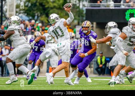 14. Oktober 2023, Seattle, Washington: Oregon Ducks Quarterback Bo Nix (10) wirft während des Spiels zwischen den UW Huskies und Oregon Ducks im PAC 12 Matchup im Husky Stadium, Seattle, Washington (Bild: © Tom Jones/ZUMA Press Wire) Stockfoto