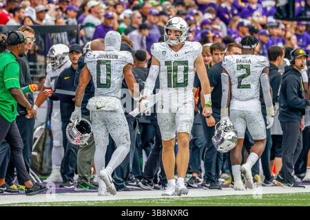 14. Oktober 2023, Seattle, Washington: Oregon Ducks Quarterback Bo Nix (10) während des Spiels zwischen den UW Huskies und Oregon Ducks im PAC 12 Matchup im Husky Stadium, Seattle, Washington (Bild: © Tom Jones/ZUMA Press Wire) Stockfoto