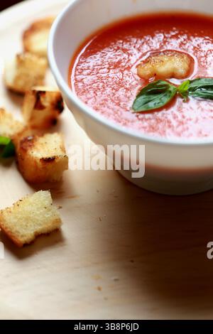 Schüssel mit Gazpacho Stockfoto