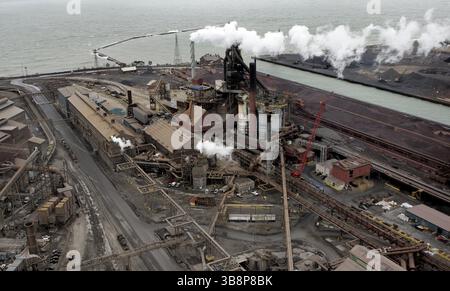 11. Oktober 2007, Gary, IN, USA: U.S. Steel schließt den letzten Hochofen in Granite City, Illinois. Abgebildet ist das US-Stahlwerk in Gary, Indiana, in einem Dateibild von 2007. (John Smierciak/Chicago Tribune/TNS) REDAKTION: Wiederholung dieser Geschichte, die ursprünglich am 29. November 2023 lief, um die Identifizierung des Stahlwerks in der Bildunterschrift zu korrigieren. Es ist das US-Stahlwerk in Gary, Indiana. (Foto: © John Smierciak/Chicago Tribune via ZUMA Press Wire) Stockfoto