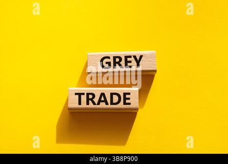 Graues Handelssymbol. Holzblöcke mit den Worten grauer Handel. Schöner gelber Hintergrund. Business- und Grauhandelskonzept. Kopierbereich. Stockfoto