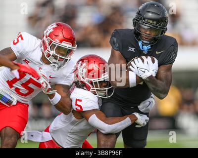 25. November 2023: Kobe Hudson (2) wird vom Houston Cougars Linebacker Hasaan Hypolite (5) angegriffen, nachdem er während des NCAA-Fußballspiels in der ersten Halbzeit zwischen den Houston Cougars und den UCF Knights im FBC Mortgage Stadium in Orlando, FL. Romeo T Guzman/CSM (Kreditbild: Stockfoto