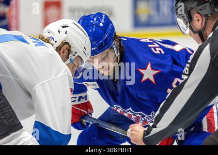19. April 2024: Rochester Americans Stürmer Graham Slaggert (19) Skates in der zweiten Periode gegen die Cleveland Monsters. Die Rochester Americans veranstalteten die Cleveland Monsters in einem Spiel der American Hockey League in der Blue Cross Arena in Rochester, New York. (Jonathan Tenca/CSM) (Bild: © Jonathan Tenca/CSM via ZUMA Press Wire) Stockfoto