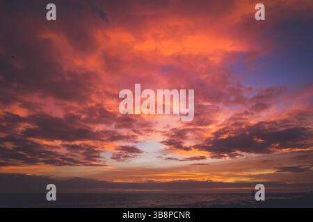 Dramatischer Sonnenuntergang in Orange und Pink Stockfoto