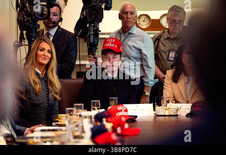 WASHINGTON DC, USA - 30. April 2025 - Helfer des DOGEN Weißen Hauses, Elon Musk, hört den Kabinettsmitgliedern während einer Kabinettssitzung im Kabinettssaal des zu Stockfoto