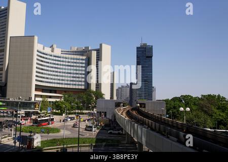 Wien, Österreich. April 2025. ÖSTERREICH; WIEN; 202504028; das Bild zeigt die Gebäude der UNO - City - Vienna International Center - (links), die Haltestelle der U-Bahn Linie 1 (vorne) und den IZD-Turm (rechts) im 22. Wiener Bezirk Donaustadt, Wien, am 28. April 2025. - 20250428 PD18986 Credit: APA-PictureDesk/Alamy Live News Stockfoto
