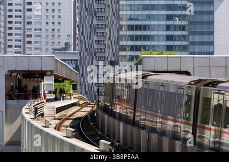 Wien, Österreich. April 2025. ÖSTERREICH; WIEN; 202504028; U-Bahn-Linie 1 Haltestelle Vienna International Centre mit den Hochhäusern an der Wagramer Straße im 22. Wiener Gemeindebezirk Donaustadt, Wien, am 28. April 2025. - 20250428 PD18983 Credit: APA-PictureDesk/Alamy Live News Stockfoto