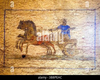Galoppierendes römisches Biga (XIX Jahrhundert) - Grab des Romulus (Sohn des Kaisers Maxentius) - Villa des Maxentius - Archäologischer Park von Appia Antica - Rom, Italien Stockfoto