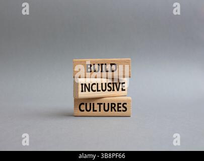 Symbol „integrative Kulturen erstellen“. Holzblöcke mit Wörtern bilden inklusiv-Kulturen. Schöner grauer Hintergrund. Business und Aufbau inklusiver Kulturen. Stockfoto