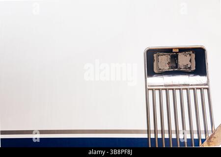 Seitenansicht einer Luxusyacht mit einem Anker im Anker hawse. Stockfoto