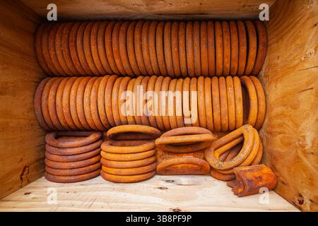 Rostfreie Stahlringe in einer Box zur Ladungssicherung, Draufsicht. Stockfoto