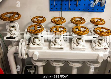 Ventilsystem mit Rohren im Maschinenraum am Behälter. Stockfoto