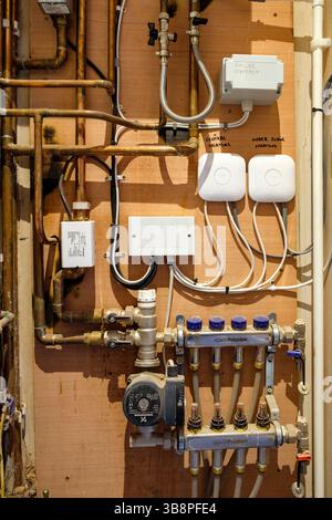 Sanitär- und Elektroarbeiten für Zentral- und Fußbodenheizungen, einschließlich Kesselkontakt, Nest-Thermostate und Grundfos-Pumpe. Stockfoto